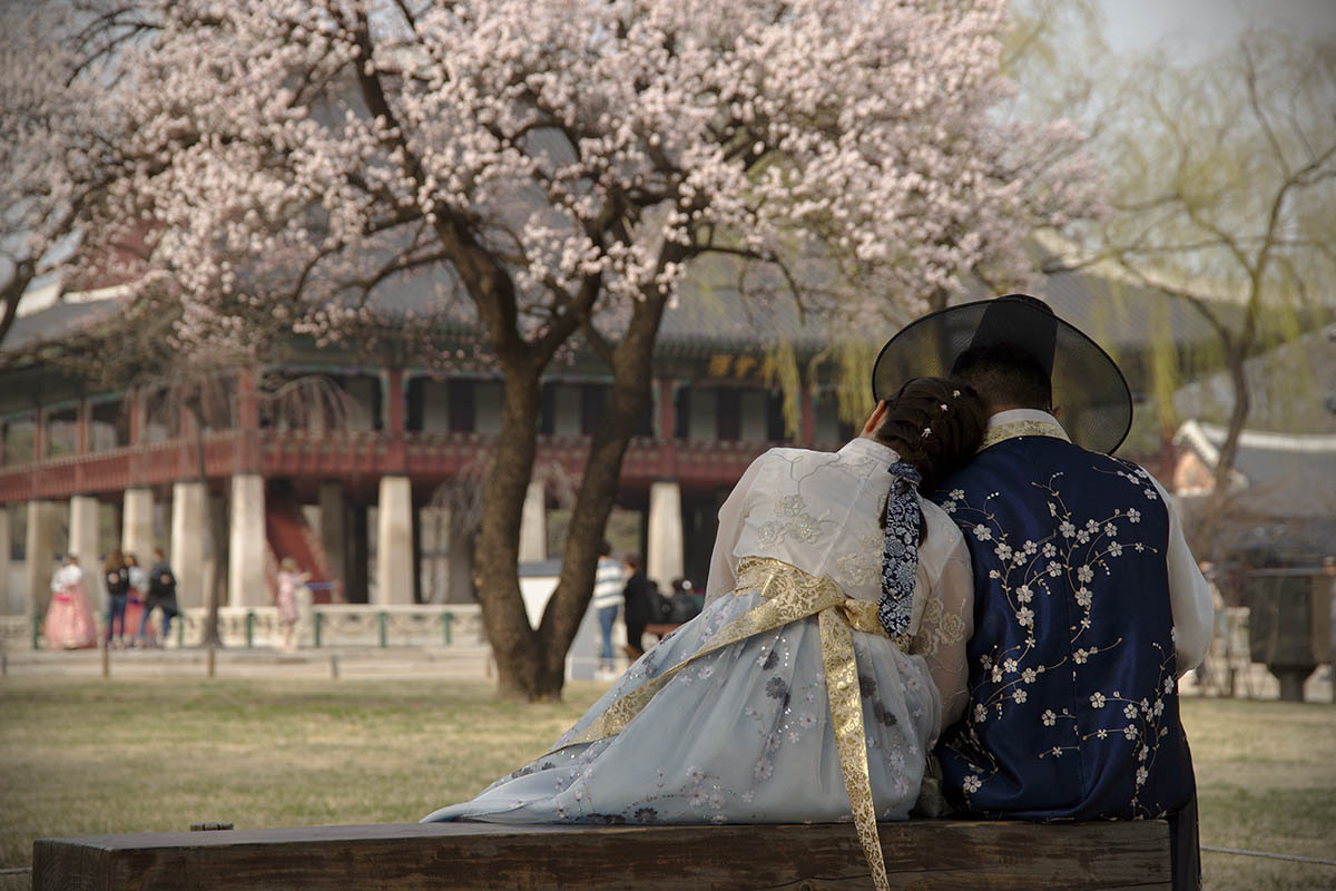Seoul Travel Guide - visitors wearing hanbok at Gyeongbokgung Palace